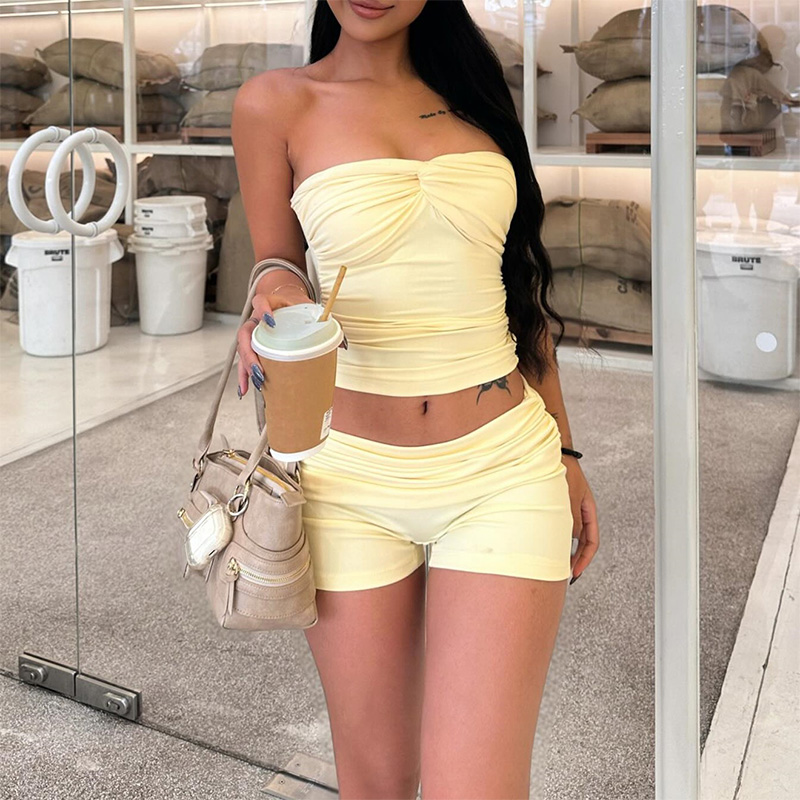 Summer Clothing For Petite Women - ชุดเซ็ตเสื้อครอปเกาะอกสีเหลืองล้วนแบบมีดีไซน์บิดเกลียวด้านหน้าและกางเกงขาสั้นเอวสูงสไตล์ลำลองสำหรับผู้หญิง ฤดูร้อน 2026